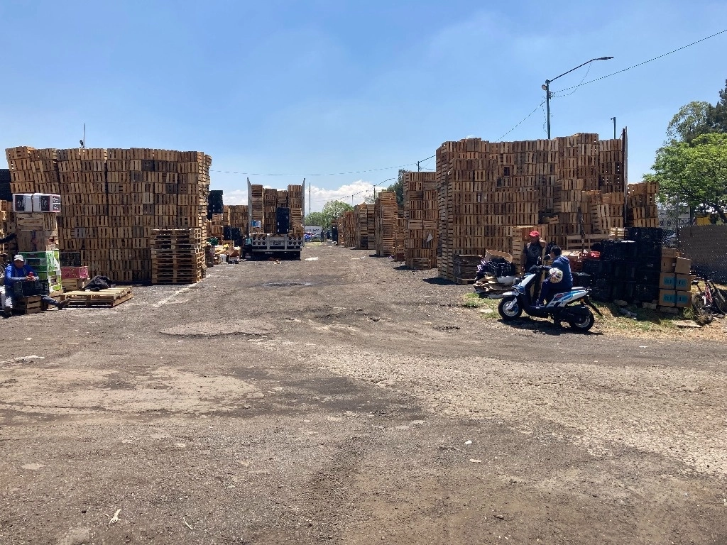 Cajas de madera apiladas en el área donde serán reubicados los 189 comerciantes de la CEDA afectados por el incendio de la semana pasada. Imagen Bertha Teresa Ramírez 