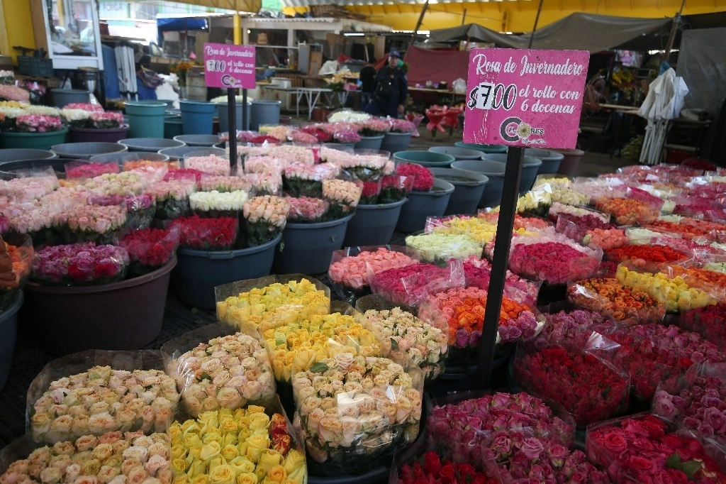 Vendedores de flores de la central de abastos comienzan a ofertar su producto para este día de San Valentín. Más de 70 locales de tres naves fueron destruidas por un incendio registrado el fin de semana pasado. Foto Alfredo Domínguez