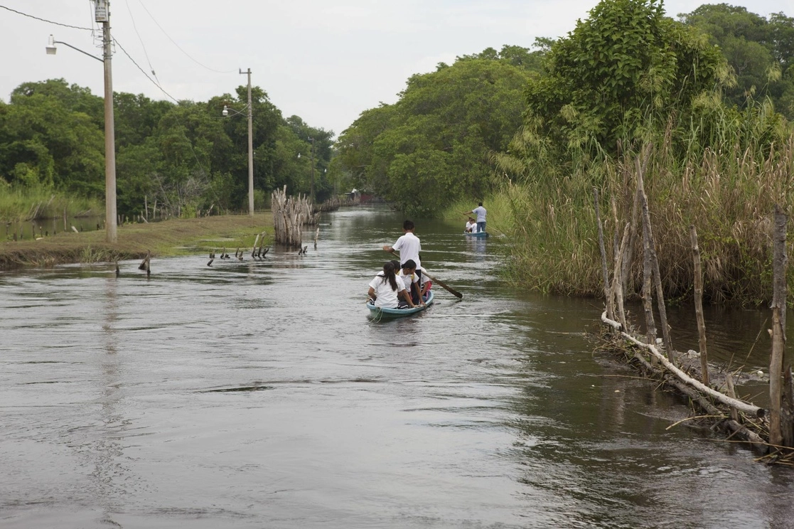 Las aguas del Golfo de México inundan calles del municipio de Centla, Tabasco. Foto Cuartoscuro / Archivo