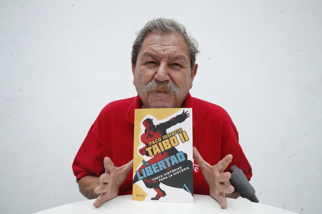 Para Paco Ignacio Taibo II, la pandemia “nos golpeó a todos, pero también se abrieron las puertas, como nunca, del trabajo por Internet. Logramos crear clubes de lectura a pesar del confinamiento y crecimos en ese sector. Perdimos la calle, pero estamos comenzando a recuperarla”. Foto Cristina Rodríguez