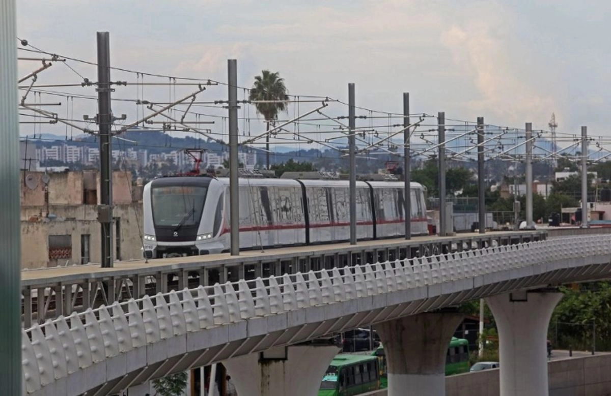 Ciudadanos de Guadalajara, Jalisco piden que el gobernador cumpla su promesa de campaña para que la línea 5 sería de Tren Ligero y no una ruta de camiones. Foto 