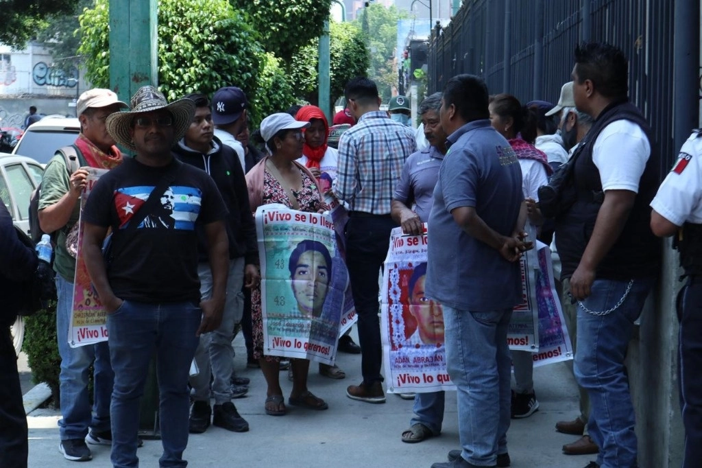 Familiares y estudiantes de Ayotzinapa realizan un mitin afuera de la Secretaría de Gobernación, donde se lleva a cabo una reunión con el fiscal especial del caso, en la Ciudad de México, el 29 de abril de 2024. Foto Alfredo Domínguez