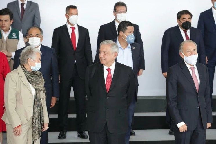 La secretaria de Gobernación, Olga Sánchez Cordero y el presidente Andrés Manuel López Obrador, al finalizar la reunión con la Conago. Foto: Presidencia
