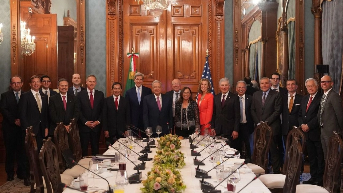 El embajador de Estados Unidos en México, Ken Salazar, expresó su agradecimiento al presidente Andrés Manuel López Obrador por el diálogo que sostuvieron el jueves en materia energética. Foto tomada de la cuenta de Twitter @USAmbMex