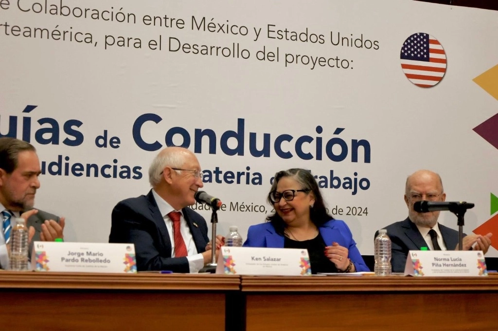 El embajador de EU, Ken Salazar, y la ministra presidenta de la SCJN, Norma Lucía Piña, durante un evento de colaboración en el marco del TMEC para avanzar en materia de derechos laborales. Foto tomada de X @USAmbMex
