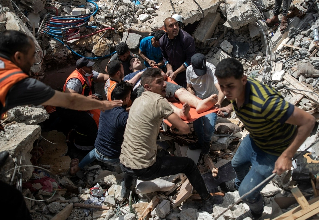 Palestinos rescatan a sobrevivientes de los escombros de un edificio destruido por los ataques de Israel. Foto Ap 