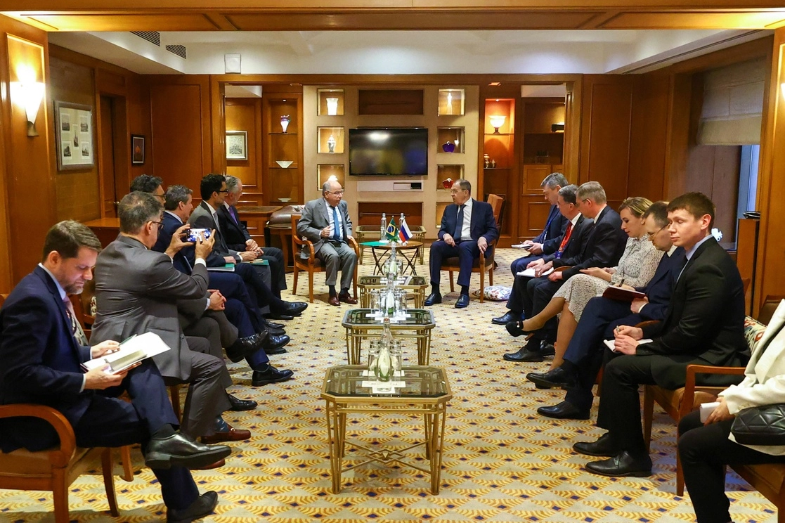 El canciller ruso, Sergei Lavrov (centro-derecha), se reunió con su par brasileño, Mauro Vieira (centro-izquierda), en el marco de la reunión del G20 en Nueva Delhi, el 1 de marzo de 2023. Foto Afp 