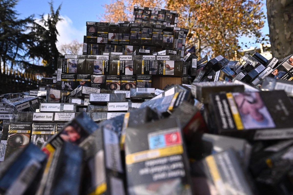 Paquetes de cigarrillos colocados por comerciantes de tabaco en una protesta en Francia. Foto