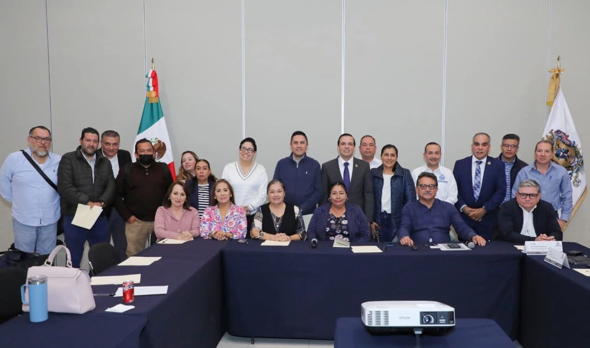 La reunión con los alcaldes de Acámbaro, Salvatierra, Jerécuaro, Tarimoro y Celaya fue encabezada por el secretario de Gobierno, Jorge Jiménez Lona; por los subdirectores generales de Infraestructura Hidroagrícola y de Agua Potable, Drenaje y Saneamiento de la Comisión Nacional del Agua (CONAGUA), Aarón Mastache Mondragón y Felipe Zataráin Mendoza. Foto