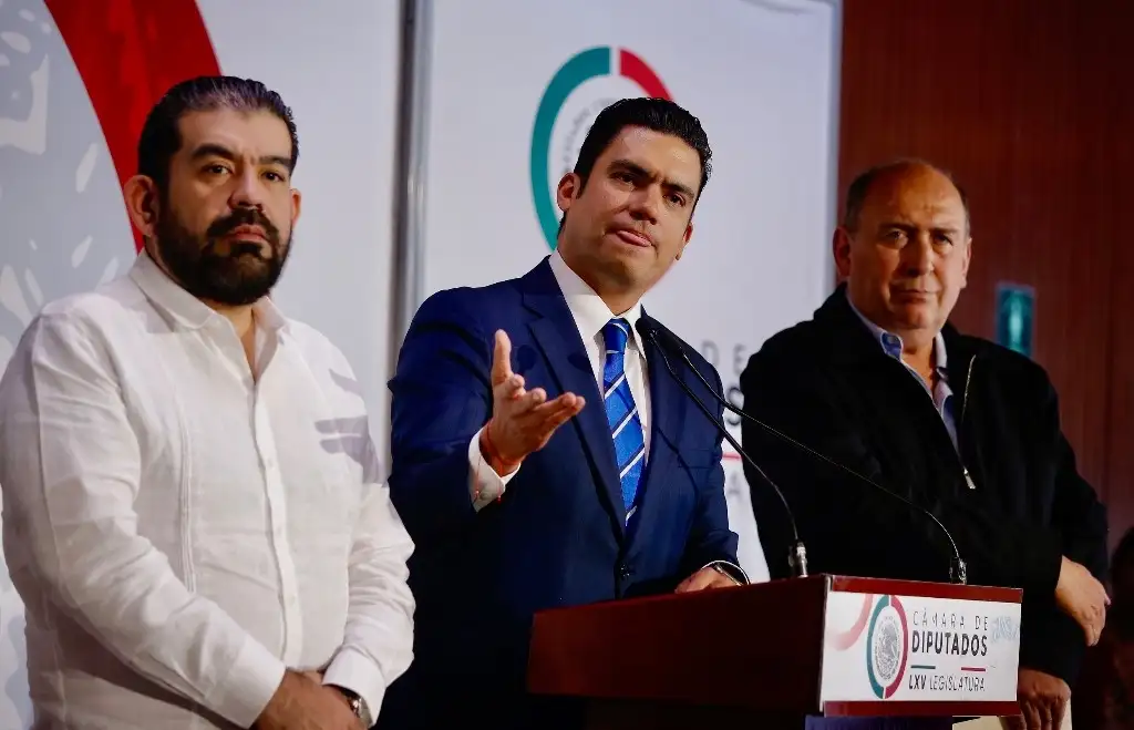 Los coordinadores de las bancadas del PRD, PAN y PRI en la Cámara de Diputados, Francisco Javier Huacus, Jorge Romero y Rubén Moreira, ofrecen conferencia de prensa durante la sesión en San Lázaro, en la Ciudad de México, el 2 de abril de 2024. Foto María Luisa Severiano



