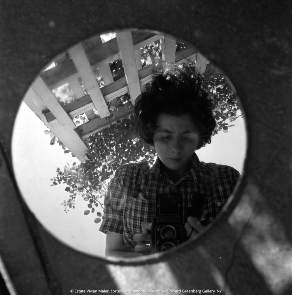 Autorretrato de Vivan Maier captado en 1953. Foto cortesía del Museo Franz Mayer / Estate Vivian Maier, cortesía de Maloof Collection y Howard Greenberg Gallery, NY 