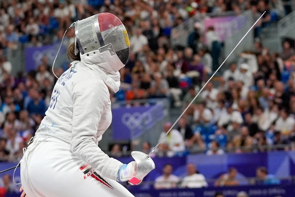 La egipcia Nada Hafez compite con la estadounidense Elizabeth Tartakovsky en la ronda de dieciseisavos de final de sable femenino individual durante los Juegos Olímpicos de Verano de 2024 en el Grand Palais, el lunes 29 de julio de 2024, en París, Francia. 