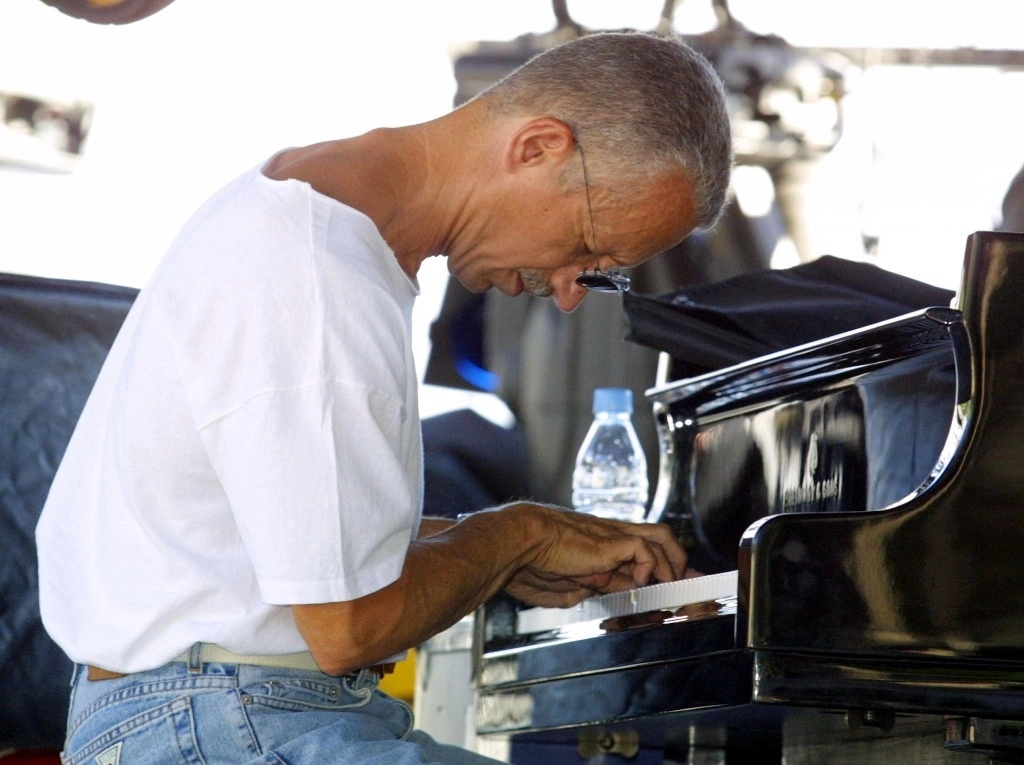 El pianista de jazz estadunidense, Keith Jarrett, actúa en Juan-les-Pins durante el Festival "Jazz   Juan" el 18 de julio de 2003. Foto Afp / Archivo
