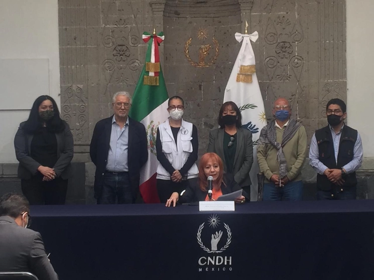 La ombudsperson acompañada de su equipo cercano de colaboradores, durante una conferencia de prensa. Foto 'La Jornada'