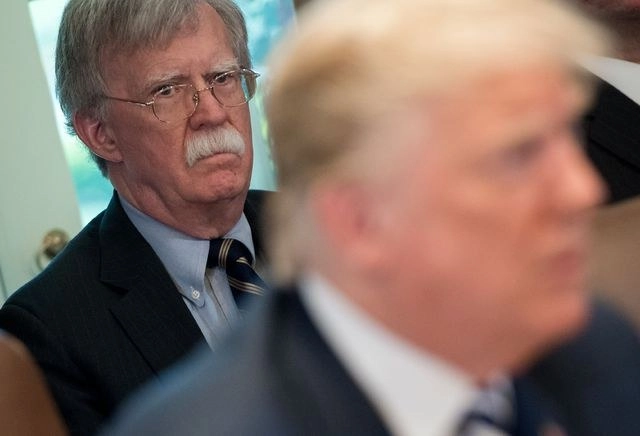 El ex asesor de seguridad nacional John Bolton revela que Donald Trump le dijo que quería retener la ayuda militar a Ucrania para presionarla a investigar a sus rivales políticos. Foto Afp / Archivo