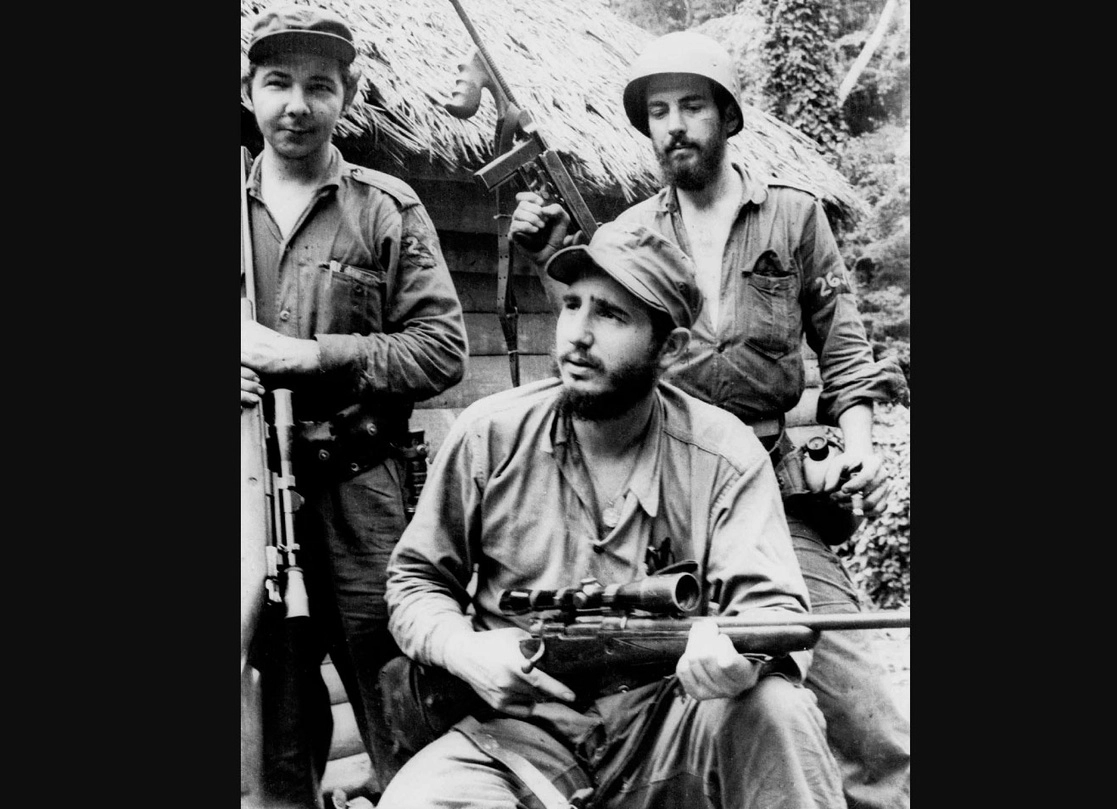 Esta fotografía del 14 de marzo de 1957 muestra a Fidel Castro en primer plano, y detrás de él a su hermano Raúl (izquierda) y Camilo Cienfuegos, cuando encabezaban la guerrilla en las montañas del este de Cuba. Foto Ap / Archivo