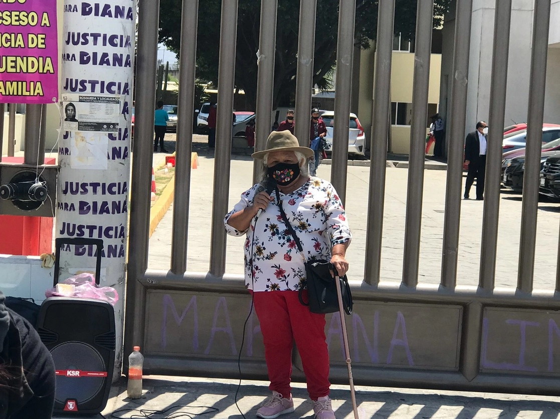 Irinea Buendía, madre de Mariana Lima, al término de la audiencia en el penal Neza-Bordo. Foto René Ramón