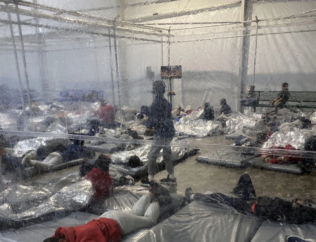 El representante demócrata de Texas, Henry Cuellar, dio a conocer imágenes del 20 de marzo en las que se pueden ver a migrantes hacinados en la instalación de Aduanas y Protección Fronteriza en Donna, en esta entidad estadunidense. Foto Ap