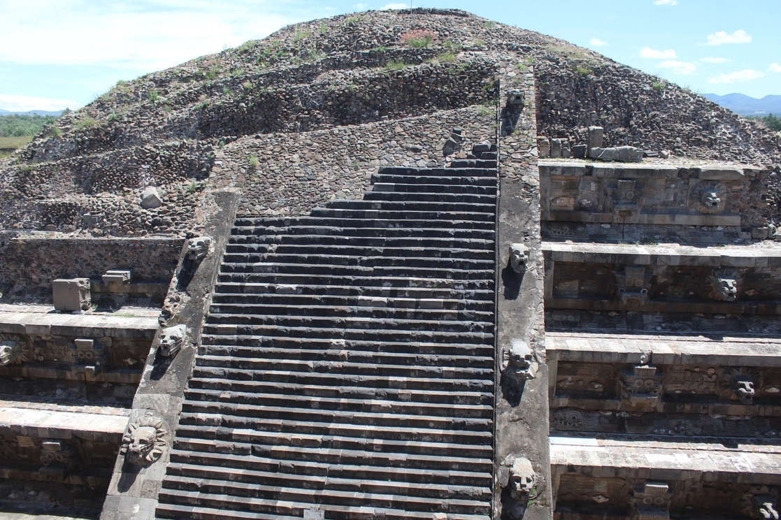 La pirámide de la Serpiente Emplumada, en la zona arqueológica de Teotihuacán, mantiene un “alarmante” y “acelerado” proceso de deterioro desde hace 18 años. Foto Javier Salinas Cesáreo