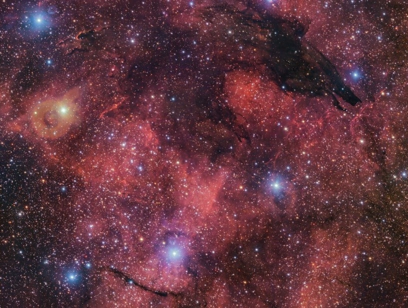 Para Halloween, el Observatorio Europeo Austral reveló esta imagen espeluznante de una nebulosa oscura que crea la ilusión de una silueta similar a la de un lobo contra un colorido fondo cósmico, el 31 de octubre de 2024. Foto Europa Press