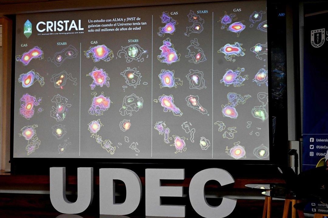 Imágenes del origen de las galaxias se proyectan durante una conferencia de prensa en la Universidad de Concepción, Santiago, el 1 de julio de 2025. 

