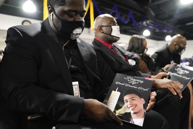 Brandon Williams, sobrino de George Floyd, muestra el programa de los servicios funerarios de Daunte Wright, asesinado a manos de la policía de EU. Foto Ap