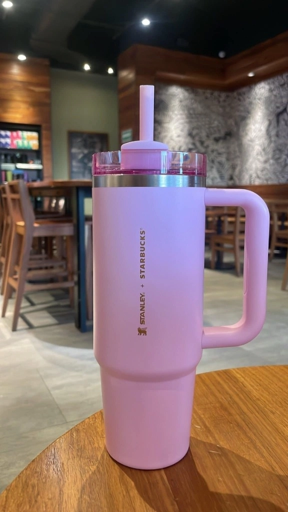 La pieza de color rosa, que puso a la venta la cadena Starbucks en colaboración con la marca Stanley, se llegó a cotizar en plataformas de comercio electrónico en más de 20 mil pesos, cuando su precio original era de 890. El furor por la compra del vaso de colección provocó largas filas, caos y peleas en algunas tiendas. Foto tomada de X



