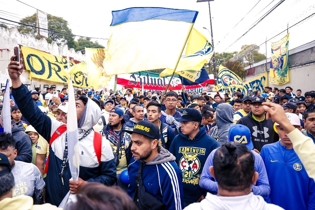 Entre bombos y platillos, aficionados americanistas despidieron a su equipo que enfrenta esta noche el partido de la final ante Tigres en Monterrey. Foto @ClubAmerica