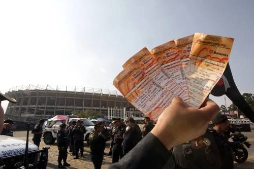 "Se están pasando los revendedores. Uno me los quería vender hasta en 700 pesos, con ese dinero mejor veo el partido en un bar o restaurante", señaló con molestia Dayna, una aficionada. Foto Alfredo Domínguez / archivo