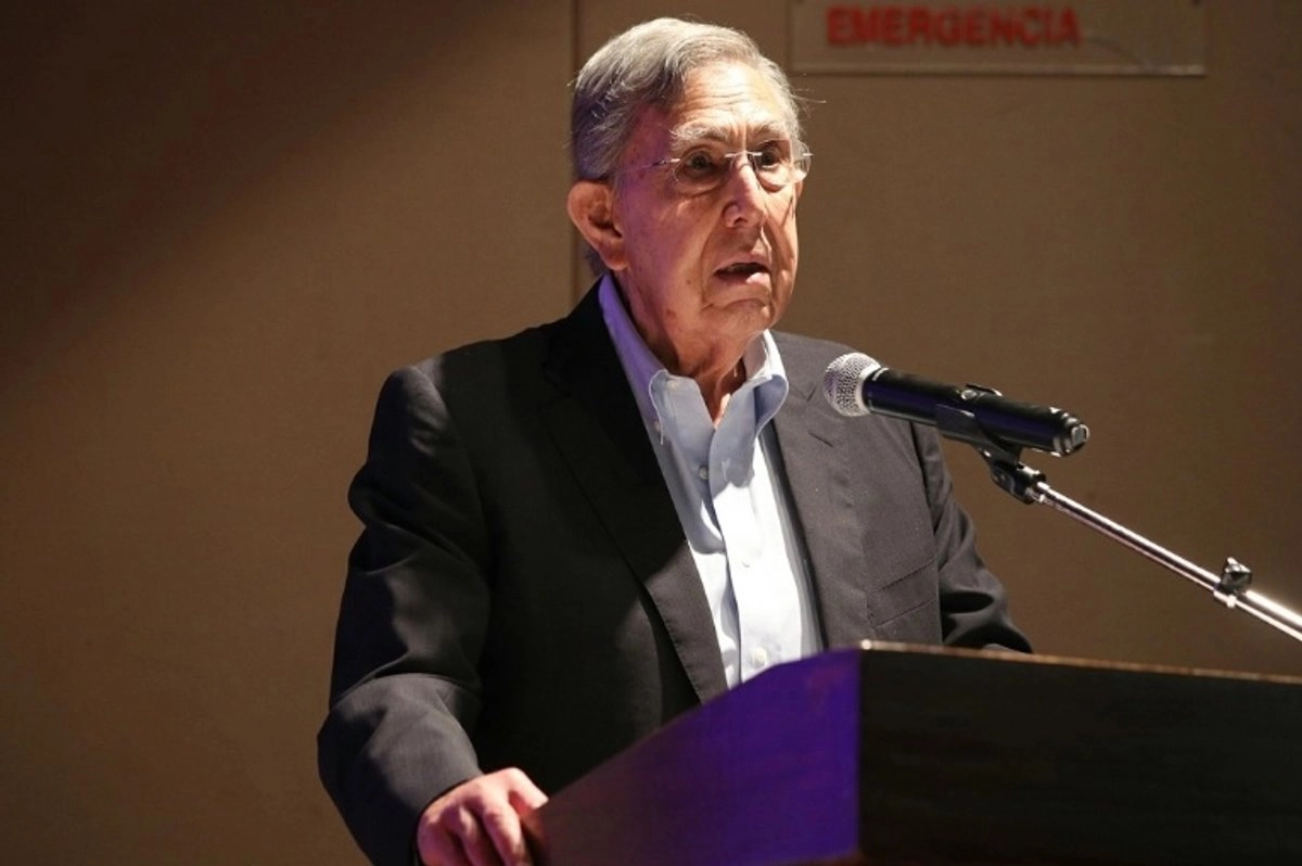 Cuauhtémoc Cárdenas llamó a la voluntad política para revertir los efectos de malas decisiones de gobiernos neoliberales en materia energética. Foto 