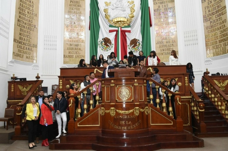 Protesta del Parlamento Juvenil en el Congreso local, el 11 de julio de 2023. Foto cortesía Congreso CDMX