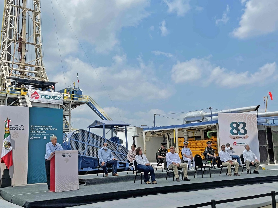 Informes sobre nuevos yacimientos y mejores cifras de producción se anticipan para la celebración del 83 aniversario de la expropiación petrolera. En la imagen, el presidente Andrés Manuel López Obrador encabeza la conmemoración del 83 aniversario de la Expropiación Petrolera en el municipio de Centro, Tabasco, el 18 de marzo de 2021. Foto cortesía Presidencia
