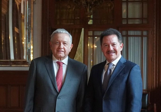 El presidente Andrés Manuel López Obrador (izq) junto con el coordinador de los diputados de Morena, Ignacio Mier (der) Foto tomada de la cuenta de Twitter @NachoMierV
