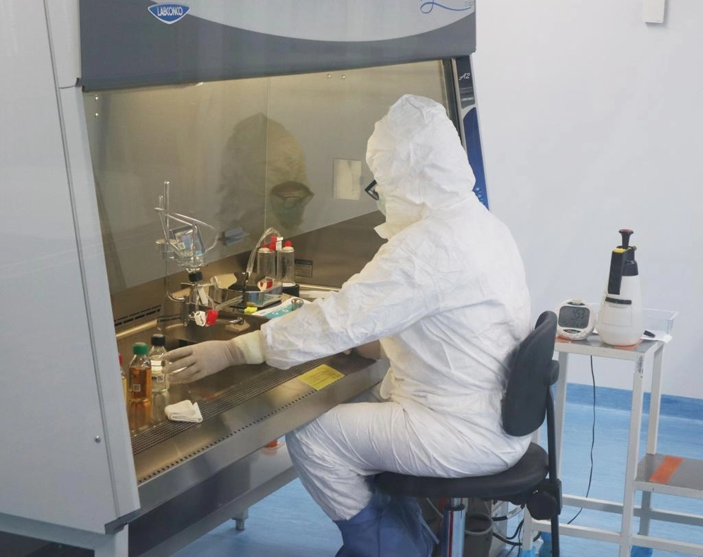 Los análisis se realizan en el Laboratorio Nacional de Referencia. Foto Cofepris