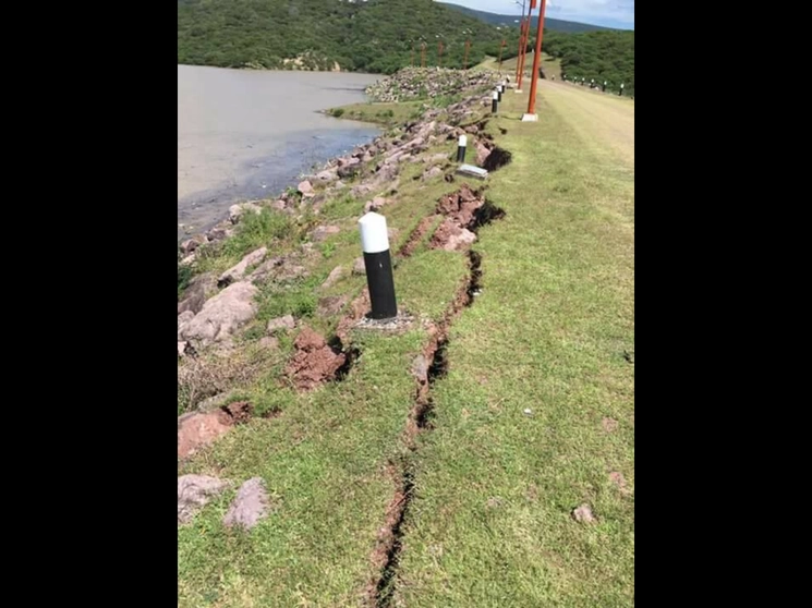Imagen de la afectación sufrida en la presa Los Carros tras el sismo del 19 de septiembre de 2017. Foto tomada del sitio en Facebook Axochiapan, Morelos