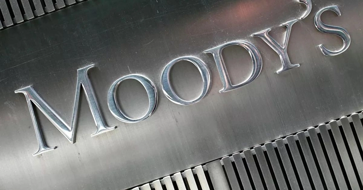 La calificadora Moody’s, explicó que la revisión responde al "Plan Estratégico de PEMEX 2025-2035" anunciado a principios de este mes por la petrolera y el gobierno de México y a la información adicional publicada sobre el plan estratégico financiero de Pemex para reducir los niveles de deuda financiera y ponerse al día con el pago de cuentas por pagar.  Foto