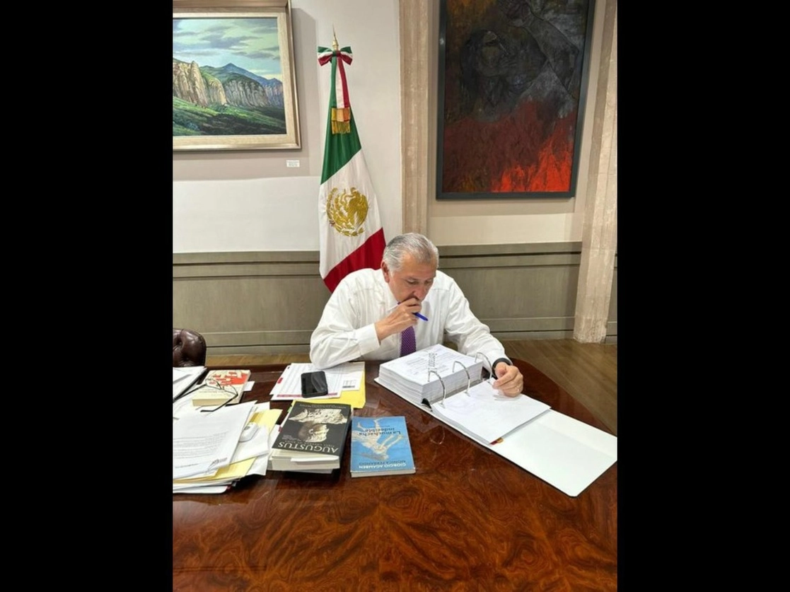 El secretario de Gobernación, Adán Augusto López, en sus oficinas, el 22 de noviembre de 2022. Foto tomada del Twitter de @adan_augusto