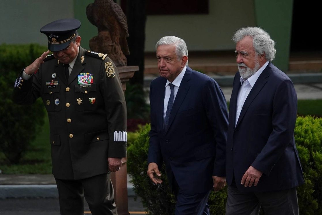 El titular de la Sedena, Luis Cresencio Sandoval; el presidente Andrés Manuel López Obrador y el subsecretario de Derechos Humanos, Alejandro Encinas, a su llegada a la ceremonia de inicio de actividades de la Comisión de la Verdad, el pasado 22 de junio. Foto Cuartoscuro