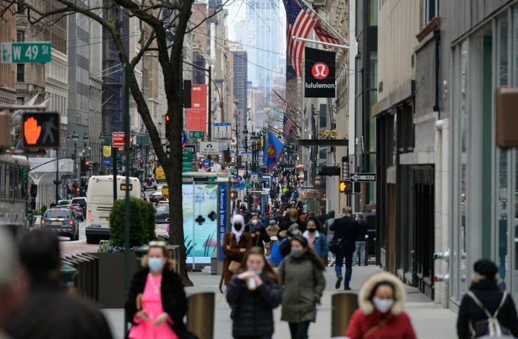 Transeúntes caminan por la Quinta Avenida en el centro de Manhattan, en Nueva York. Foto Afp / Archivo