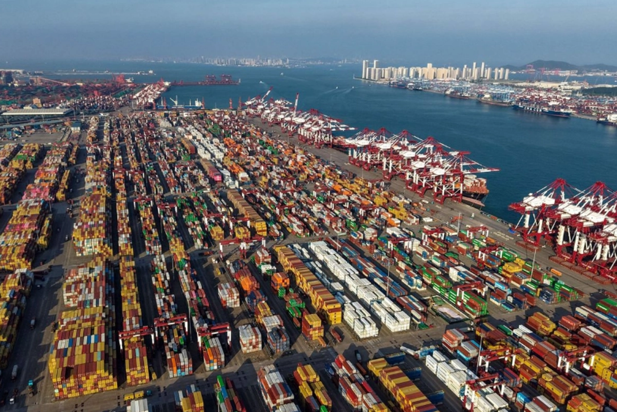 Miles de contenedores con productos de exportación esperan ser embarcados en el puerto de Qingdao, en la provincia oriental china de Shandong. 