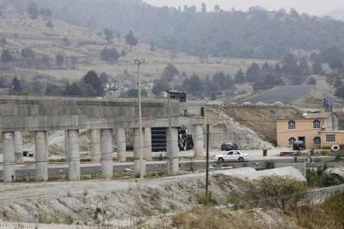 Aspecto de los trabajos de construcción de la carretera Toluca-Naucalpan, realizados por la empresa Autovan, a los que se oponen pobladores de Xochicuautla, municipio de Lerma. Foto Agencia MVT / Archivo