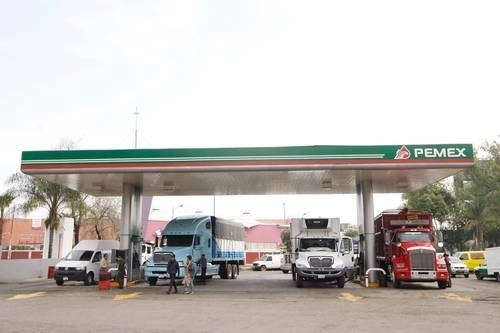 Estación de gasolinera en la lateral de Canal de Río Churubusco, a la altura de la Central de Abasto. Foto Roberto García Ortiz /Archivo