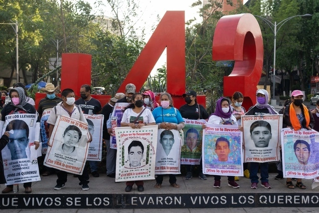 Familiares de los 43 normalistas de Ayotzinapa durante una protesta. Foto Cristina Rodríguez