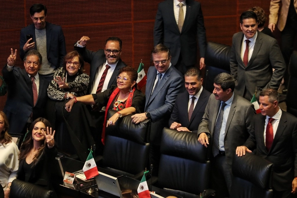 Lo senadores de Morena Malú Micher, Marcelo Ebrard, Ernestina Godoy, Omar García, Javier Corral y Alejandro Murat, durante la sesión constitutiva de la 66 Legislatura del Senado, el 29 de agosto pasado. Foto Marco Peláez