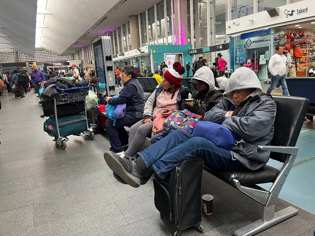 Aeroméxico informó que en próximos días terminará la revisión de 19 de sus aviones y reiteró sus disculpas por las cancelaciones. Foto Luis Castillo