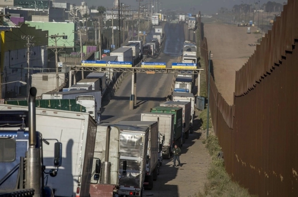 Transporte de carga en la frontera norte de Tijuana y Estados Unidos. Foto Cuartoscuro/ archivo