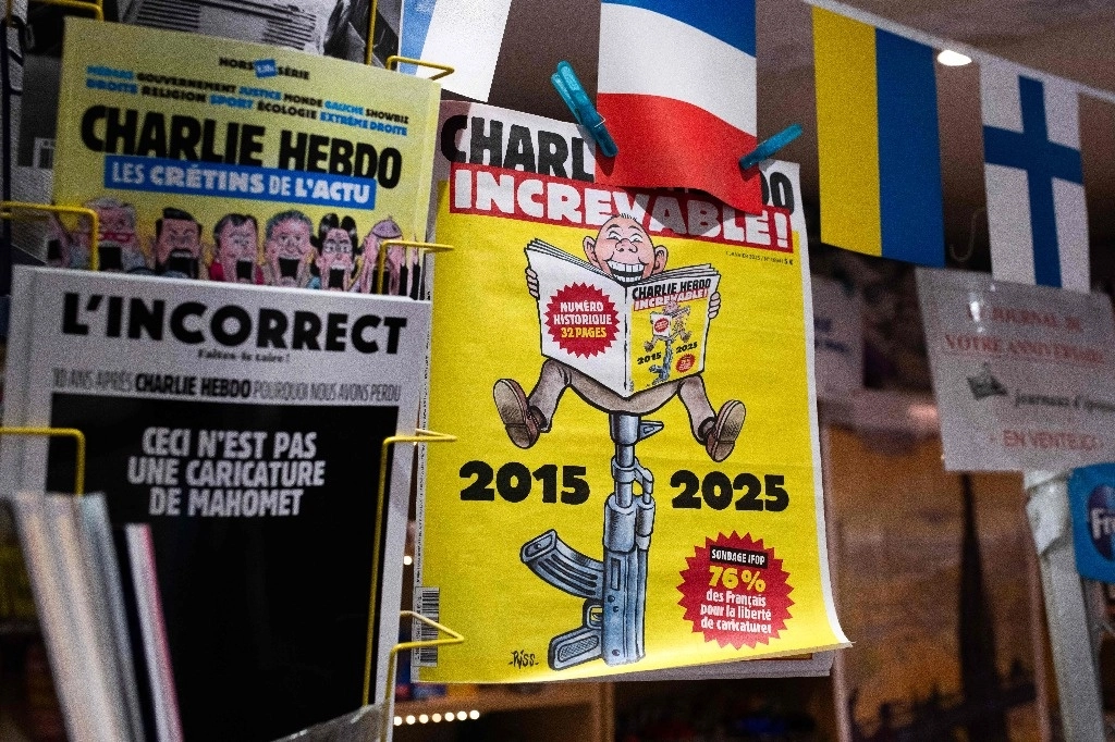 Una edición especial del periódico satírico francés Charlie Hebdo antes del décimo aniversario del ataque a Charlie Hebdo, exhibida en un quiosco de venta de prensa en París, el 6 de enero de 2025. Foto Afp
