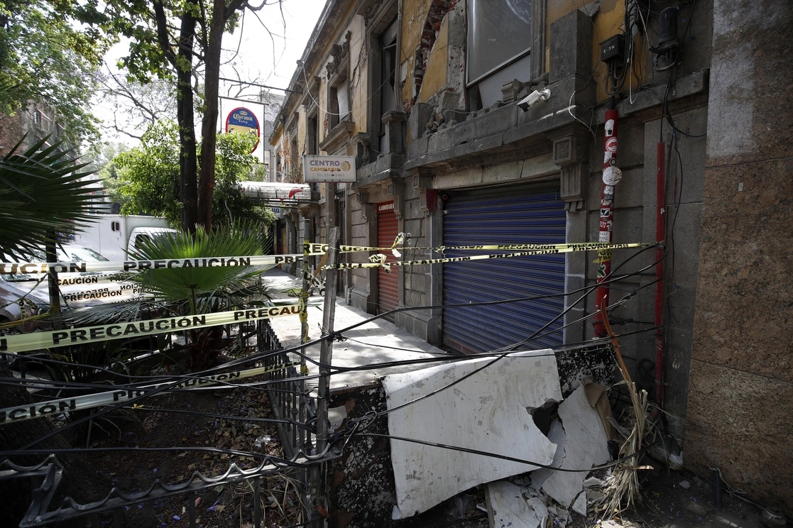 Aspecto de la calle Londres, en la Zona Rosa, donde se observa el deterioro de algunas construcciones, pinta de anuncios e inmuebles y comercios abandonados. Foto Cristina Rodríguez