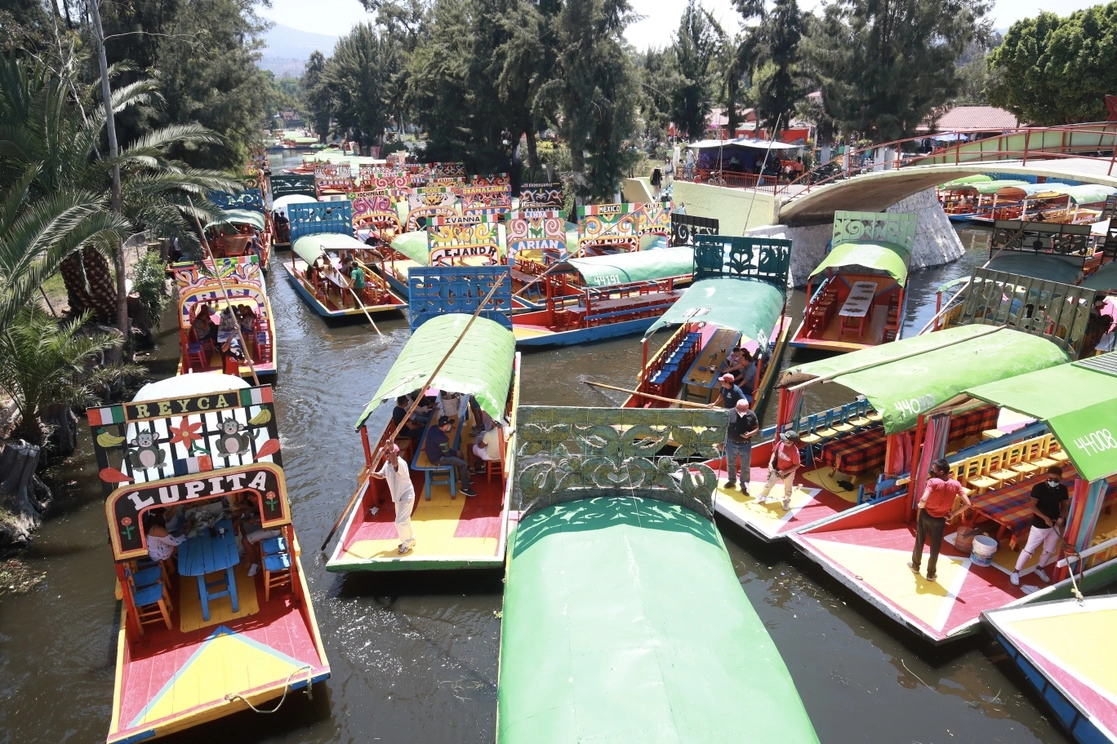 Miles de capitalinos y visitantes aprovecharon el fin de la Semana Santa para acudir a diversos lugares turísticos, como los canales de Xochimilco, en la imagen, y los bosques de Chapultepec y Aragón, entre otros, el 4 de abril de 2021. Foto Luis Castillo