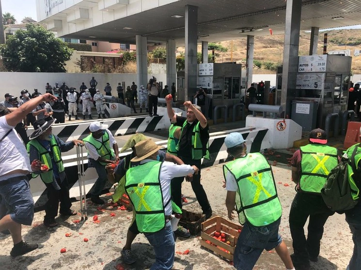 El pasado 11 de julio, un grupo de manifestantes lanzó jitomates a las instalaciones de la caseta Tijuana-Playas de Rosarito para demandar que el gobierno federal entregara ese tramo carretero al gobierno de baja California y terminar así con el cobro de peaje. Foto Juan Pablo Guerra